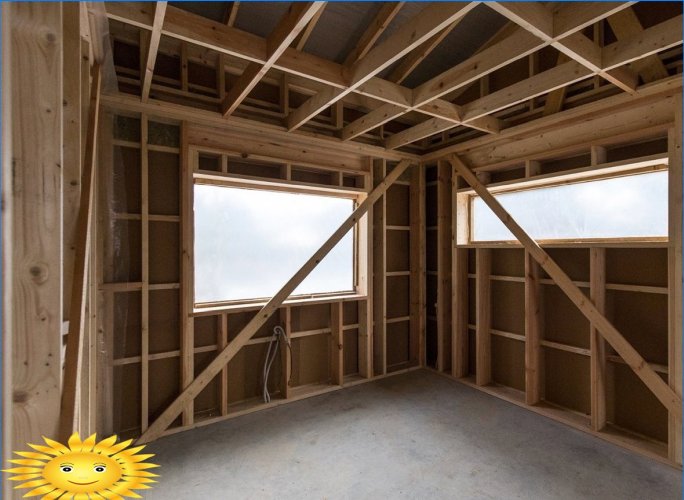 Flèches dans une maison à ossature pendant la construction