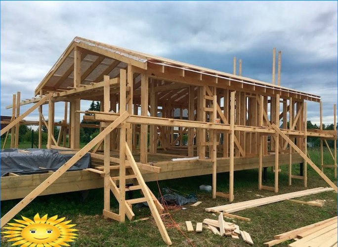 Flèches dans une maison à ossature pendant la construction
