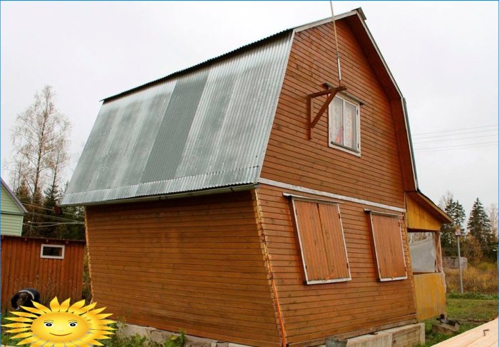 Flèches dans une maison à ossature pendant la construction