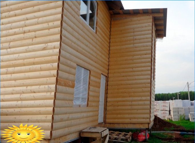 Flèches dans une maison à ossature pendant la construction