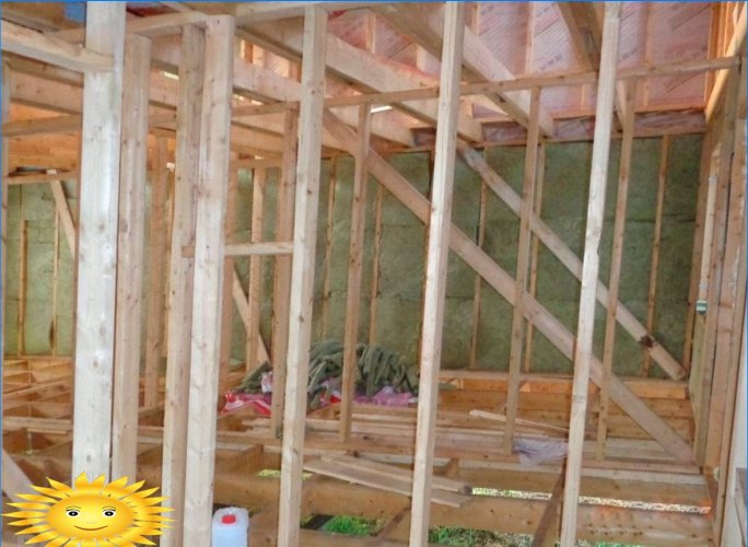 Flèches dans une maison à ossature pendant la construction