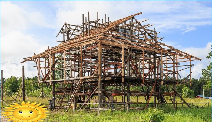 Flèches dans une maison à ossature pendant la construction