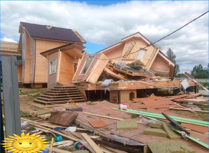 Flèches dans une maison à ossature pendant la construction