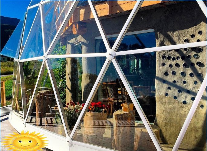 Nature House - une maison sous un dôme géodésique dans l'Arctique
