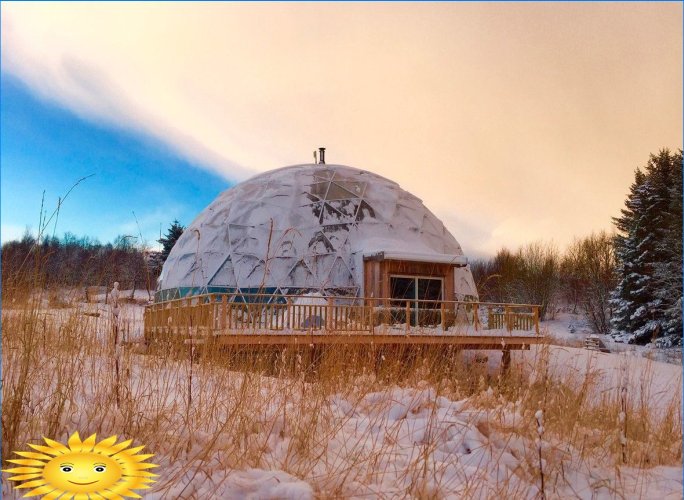 Nature House - une maison sous un dôme géodésique dans l'Arctique