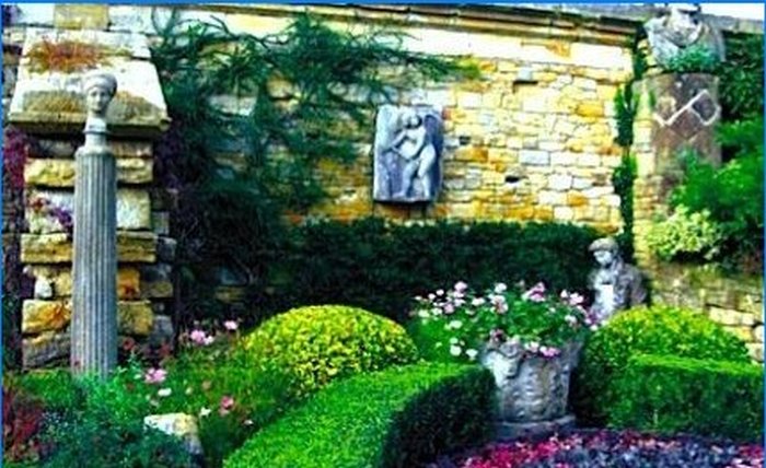 Jardin à l'italienne avec sculptures anciennes et patio