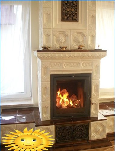 Cheminée à l'intérieur de la maison: revêtement de cheminée