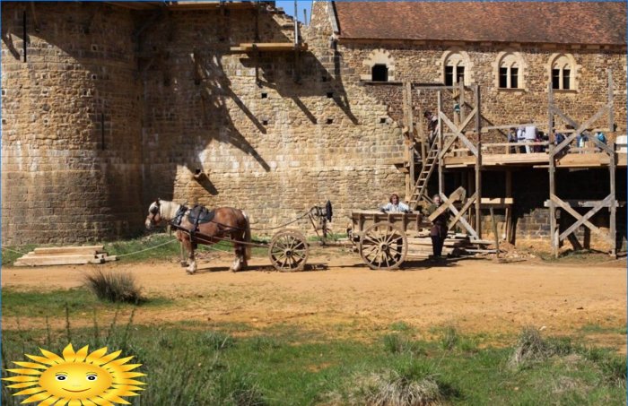 Comment un château est construit à l'aide des technologies médiévales en France au XXIe siècle