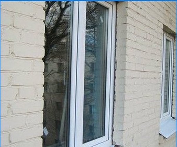 Fenêtres en PVC dans les maisons staliniennes. Fonctionnalités d'installation