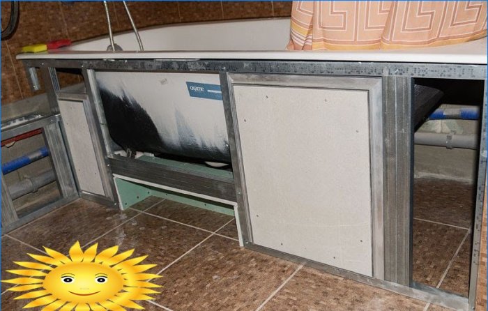 Installation d'une trappe d'inspection de plomberie dans l'écran en plaques de plâtre sous la baignoire