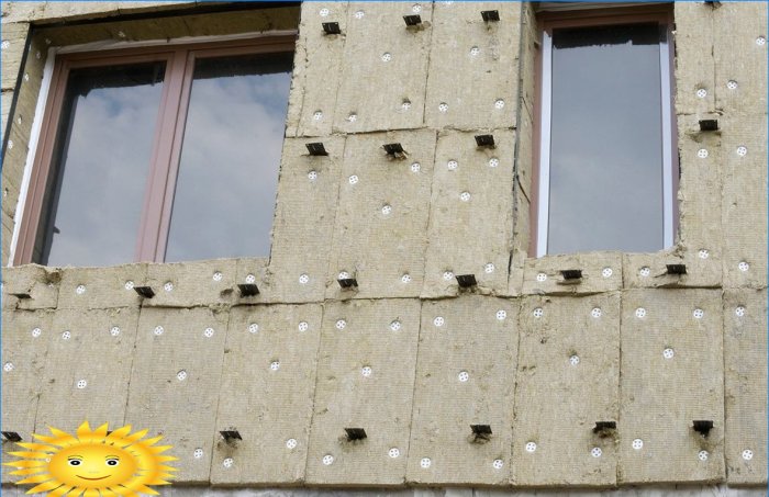 Isolation des murs d'une maison en brique pour le plâtrage