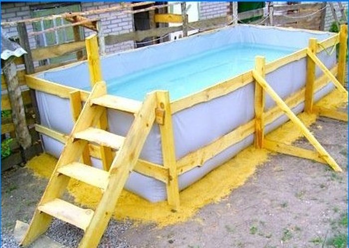 Nous fabriquons une piscine extérieure à cadre de nos propres mains