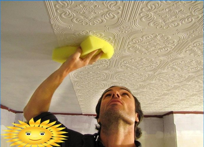 Réparation dans un appartement: comment coller du papier peint au plafond