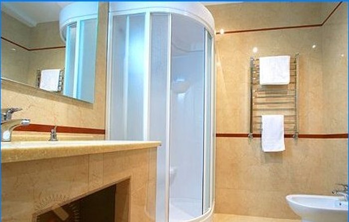 Une alternative économique à la salle de bain. Comment choisir une cabine de douche