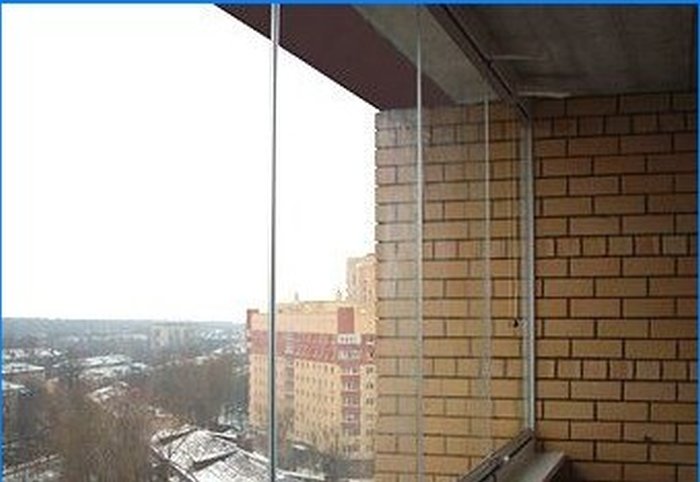Vitrage à froid d'un balcon: un aperçu des systèmes populaires