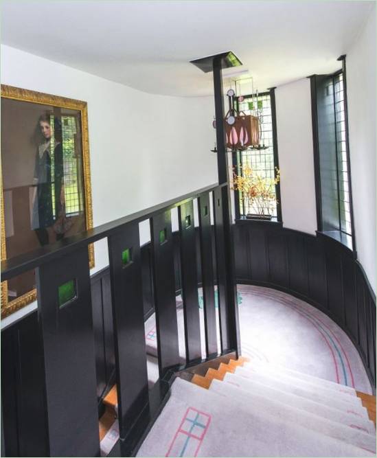 Escalier menant au premier étage de la maison de campagne Windyhill
