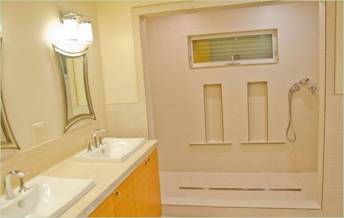Salle de bains orange crème