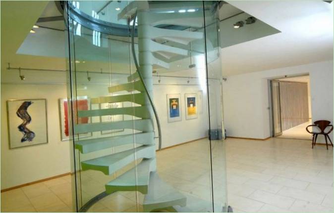 Un escalier en colimaçon à l'intérieur d'une maison de campagne en Angleterre