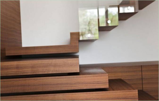 Tiroirs en bois à l'intérieur de la maison Z en Italie