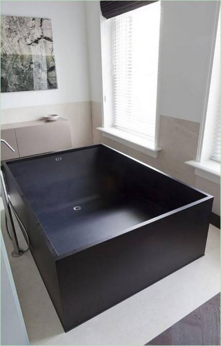 Une baignoire - la fameuse mini-piscine
