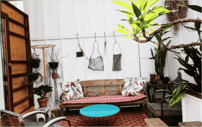 L'aménagement d'une terrasse d'une maison de campagne - tapis, bancs en bois, lavas et fauteuils Le patio de votre maison de campagne - tapis, bancs en bois, lavas et chaises