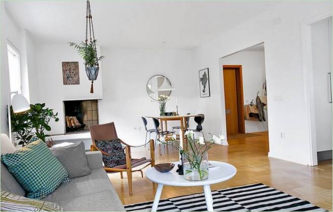 Un canapé dans une maison à Stockholm