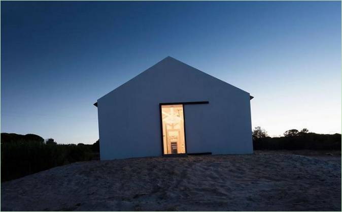 Une maison dans le décor d'un paysage de ranch désertique