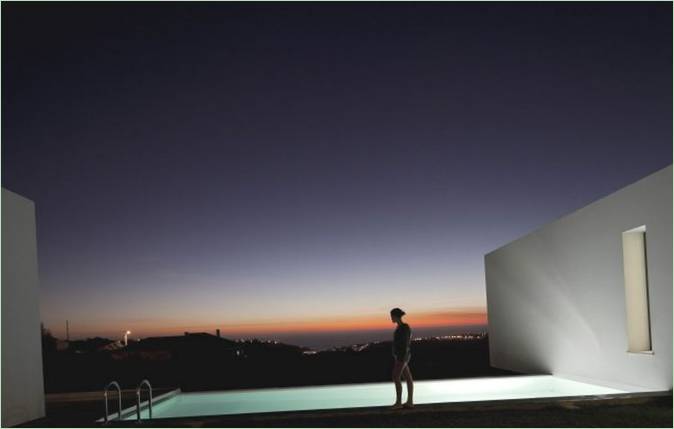 Maison sur une colline avec panneaux solaires - Photo 9