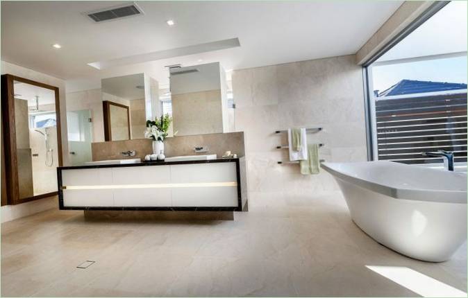 Salle de bains élégante avec fenêtres panoramiques