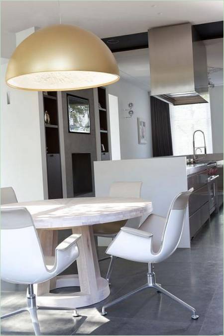Le coin cuisine dispose d'une petite table et de chaises