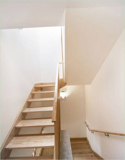 Escalier en bois avec rampe