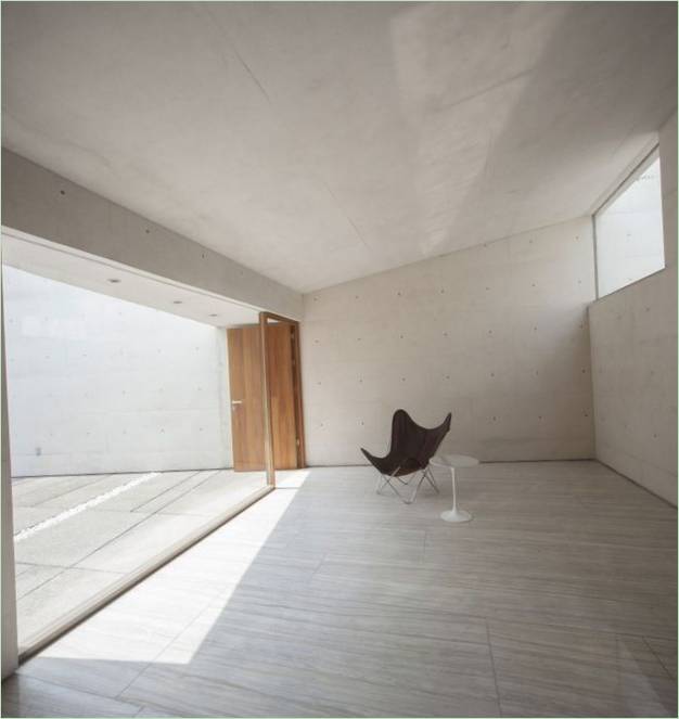 Maison CAP spacieuse avec un design intérieur minimaliste par Estudio MMX, Mexico City, Mexique