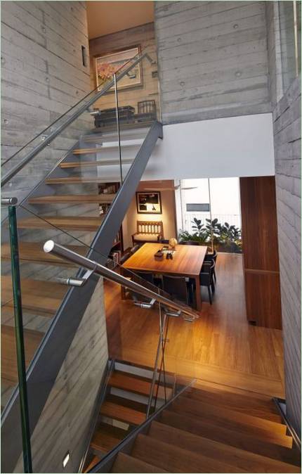 Escalier élégant avec rampe en verre