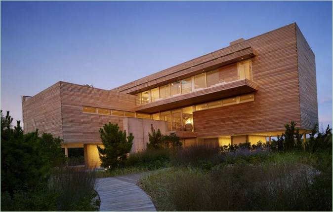 Une villa chic en bord de mer : façade en bois