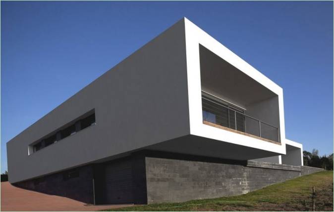 Maison sur une colline avec panneaux solaires - Photo 1