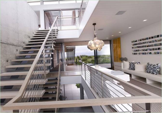 Une villa chic au bord de l'océan : un escalier à l'intérieur