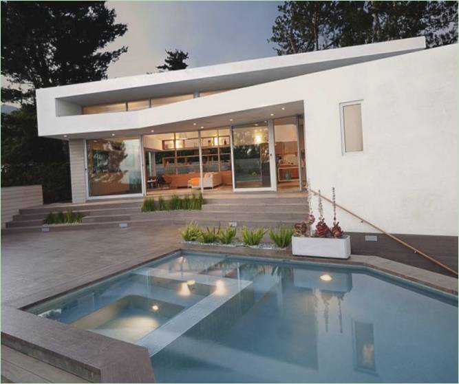 Belle piscine à la maison Deronda à Los Angeles