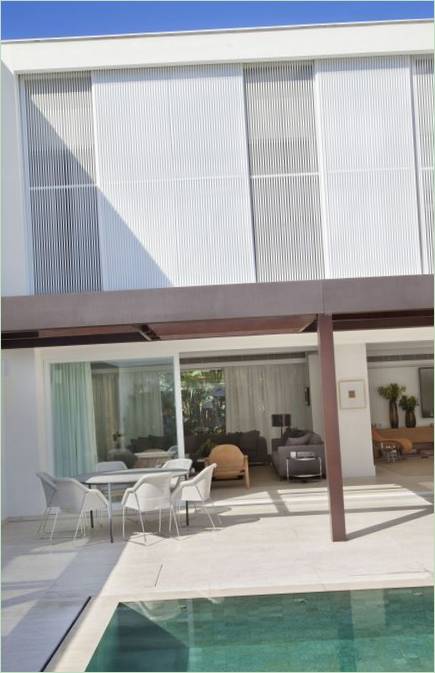Terrasse au bord de la piscine d'une maison de campagne au Brésil
