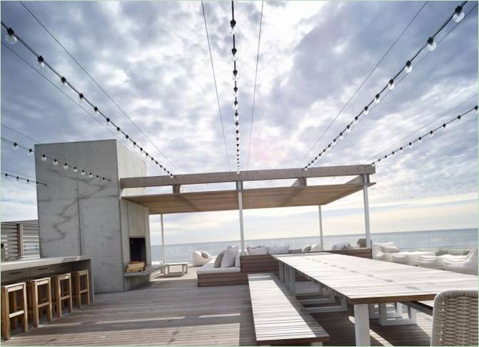 Villa chic en bord de mer : salle à manger ouverte au niveau supérieur de la maison