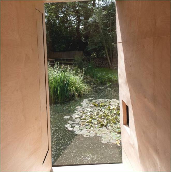 Une cabane dans les bois au bord de l'étang - Forest Pond House