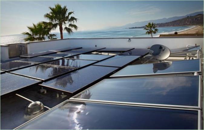 Panneaux solaires dans la maison de campagne de 3 Palms aux États-Unis