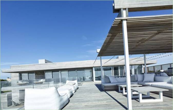 Une villa chic en bord de mer : vue extérieure sur la mer