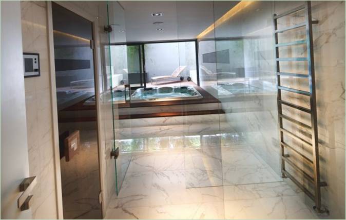 Portes de la salle de bains avec jacuzzi