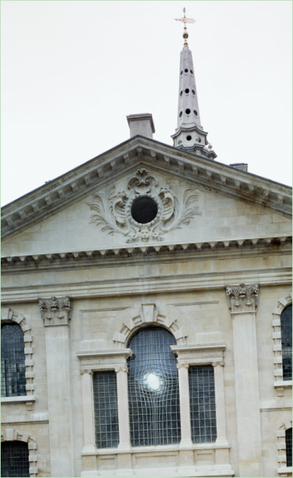 Une fenêtre déformée dans l'église St. Martin, à Londres. Vue du côté de la rue