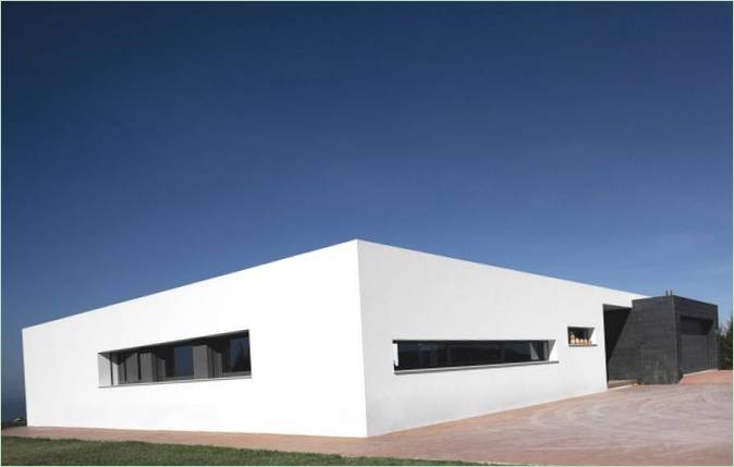 Maison sur une colline avec panneaux solaires - Photo 5