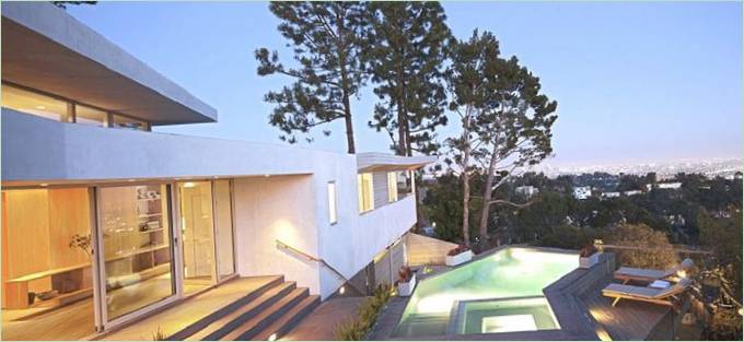 Belle piscine à la maison Deronda à Los Angeles