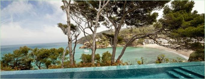 Vue sur la piscine de la Casa Costa Brava en Espagne
