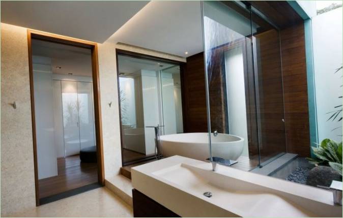La salle de bain de la Maison Verte avec des murs transparents