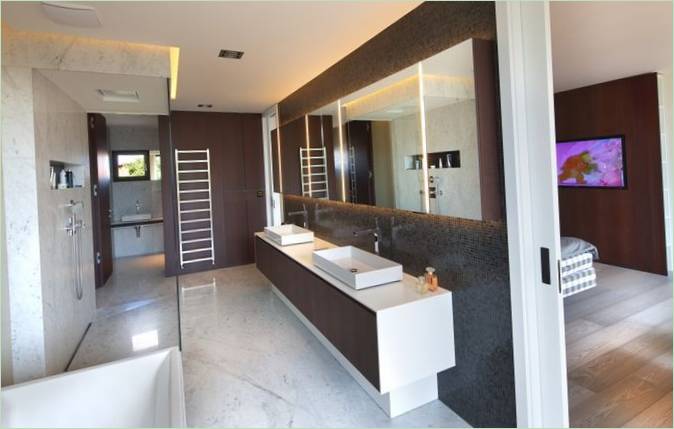 Salle de bains reliée à la chambre