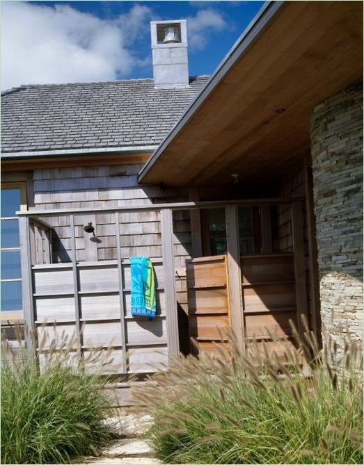 Le revêtement de la façade d'un bâtiment est constitué de bois non traité